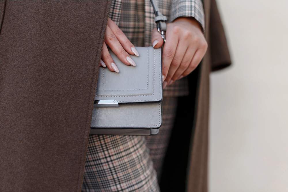Dieser Farbtrend passt am besten zur grauen Tasche – wir zeigen dir, warum — Mode