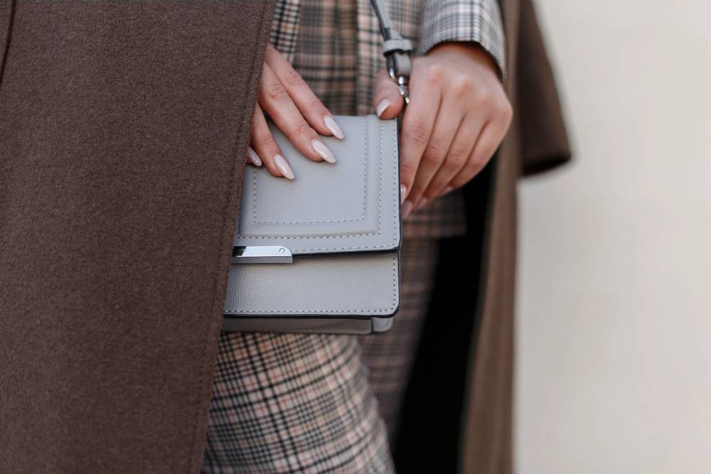 Dieser Farbtrend passt am besten zur grauen Tasche – wir zeigen dir, warum