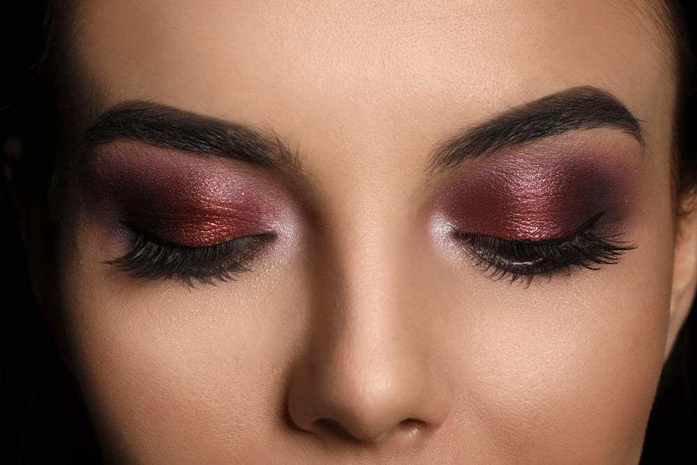 Die Facetten von Rotwein kehren zurück – so wird der Make-up-Herbsttrend 2025 — Gesicht