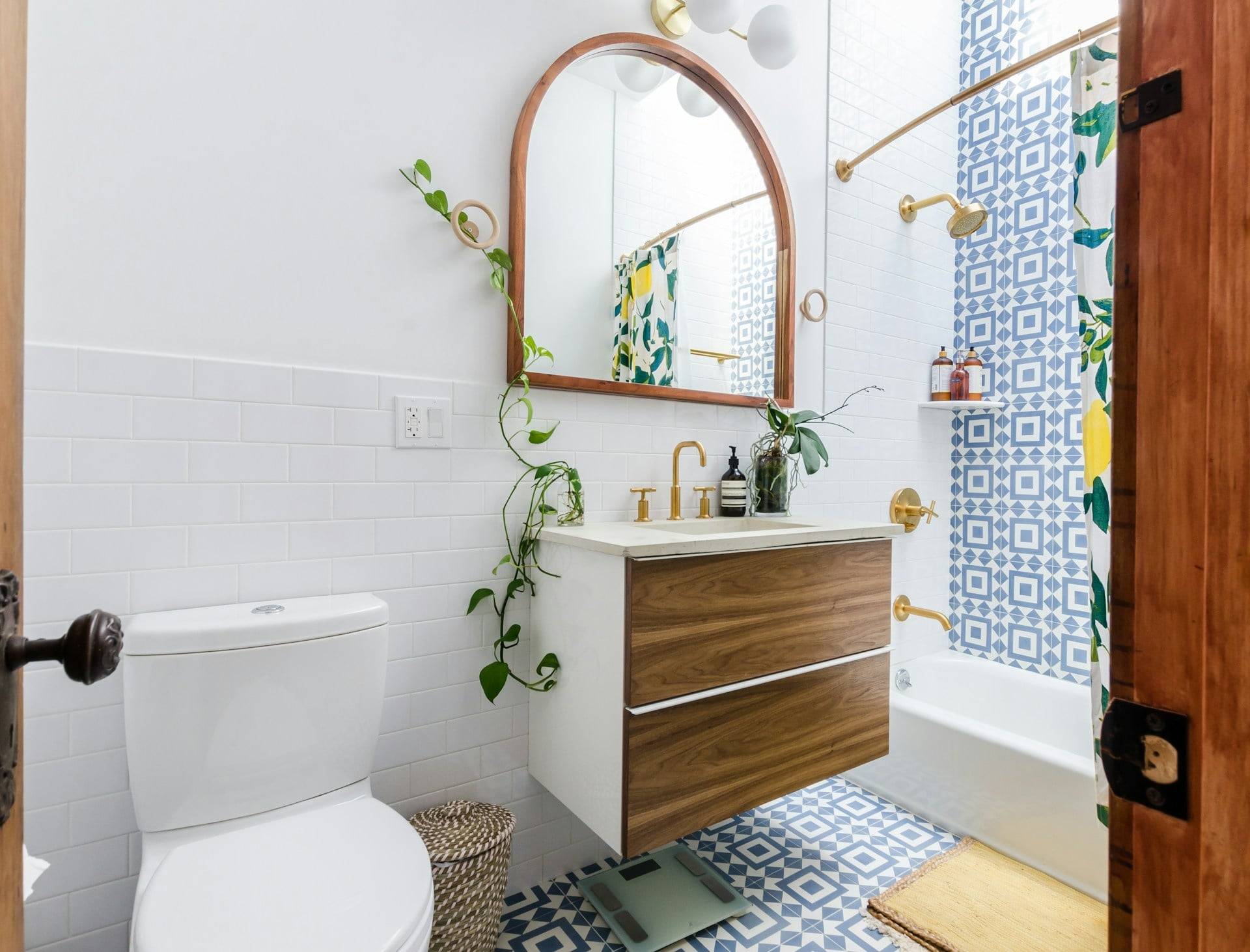 Salle de bain petite ? Pas de souci, ces 5 astuces déco donnent une impression d’espace