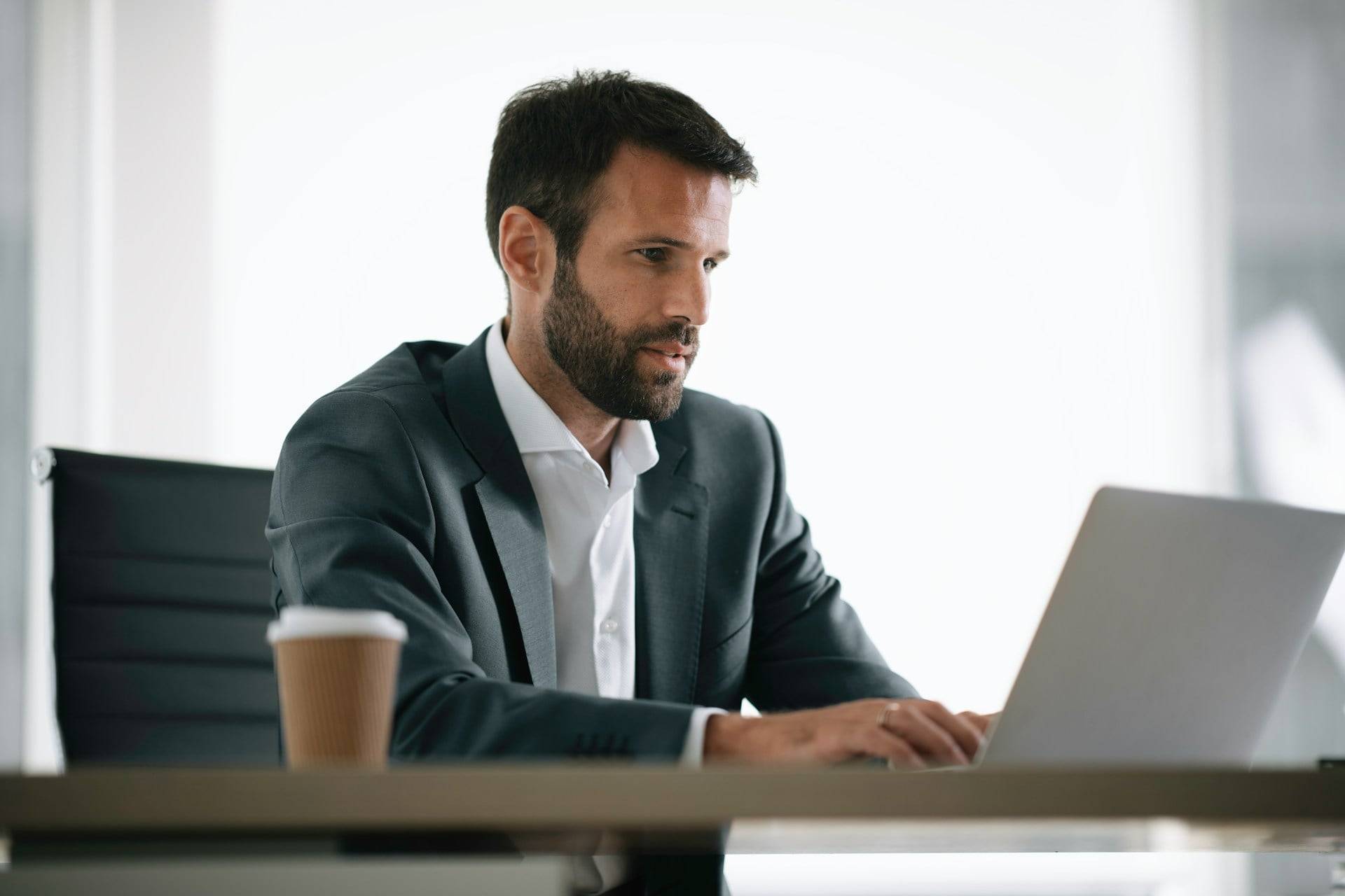 Il primo amore di un uomo è il lavoro, non la moglie