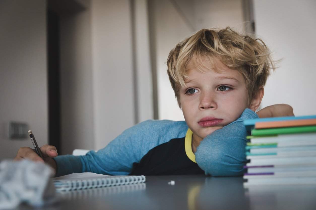 Ton enfant n’est pas méchant – il est juste fatigué : comment le cerveau surchargé des tout-petits envoie des signaux — Famille
