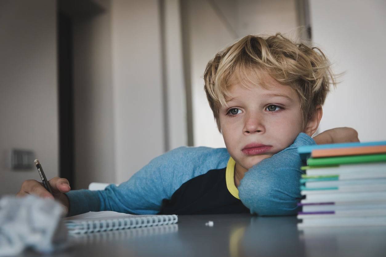 Tuo figlio non è cattivo, è solo stanco: ecco come il cervello dei più piccoli lancia segnali di sovraccarico