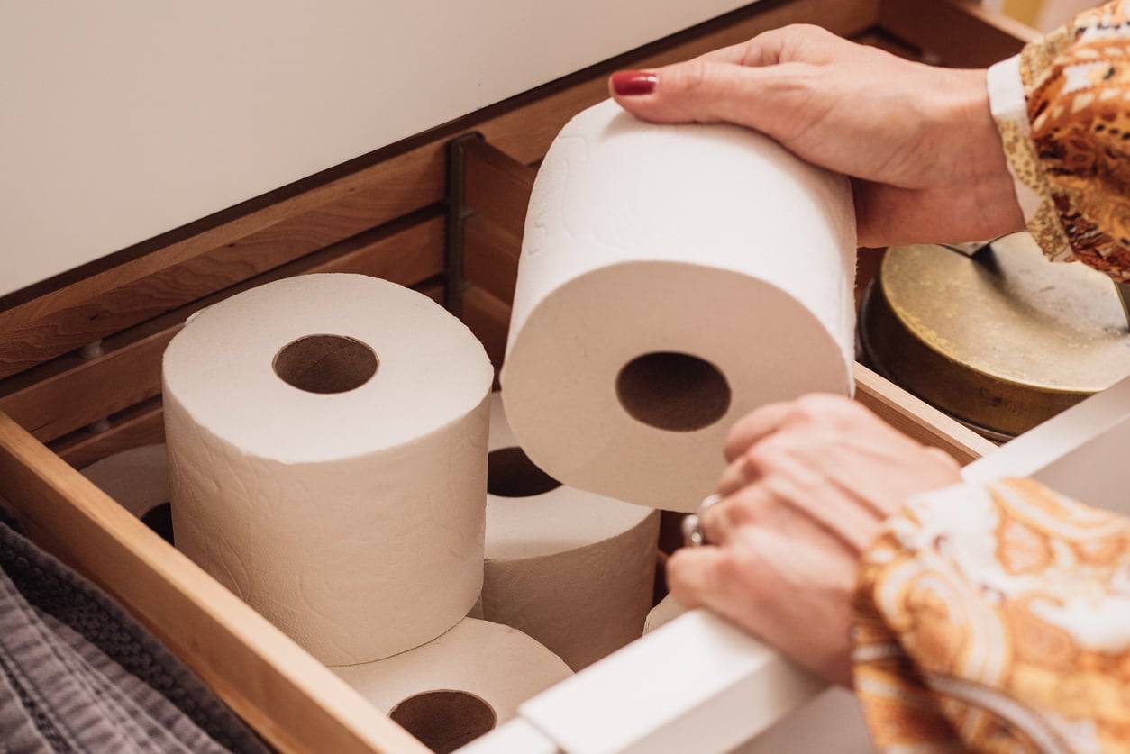 5 objets que vous rangez souvent dans l’armoire de la salle de bain… et qui n’y ont pas leur place