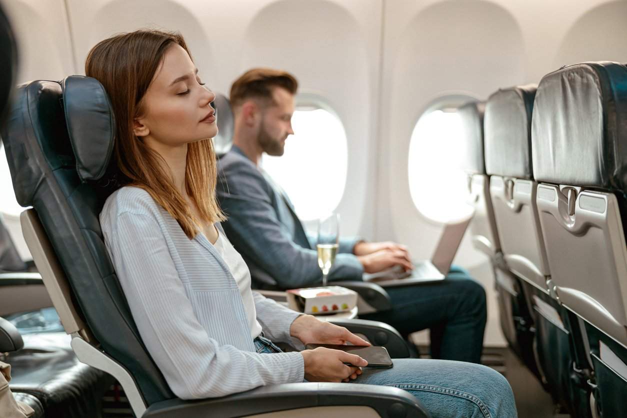 Come dormire meglio in aereo – 6 trucchi dagli assistenti di volo — Tempo libero