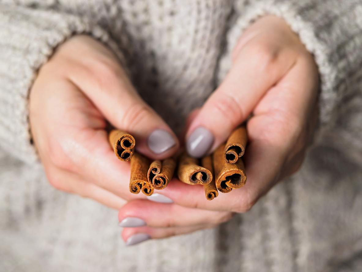 Saviez-vous que l’odeur de la cannelle réduit le trac ? 5 épices aux effets surprenants — Santé