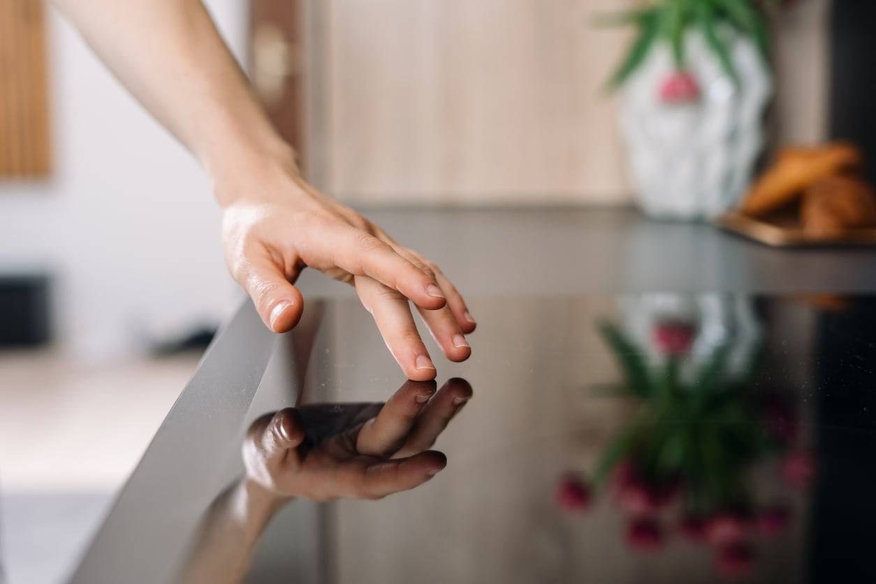 Come mantenere perfetta la tua piastra a induzione – passo dopo passo!