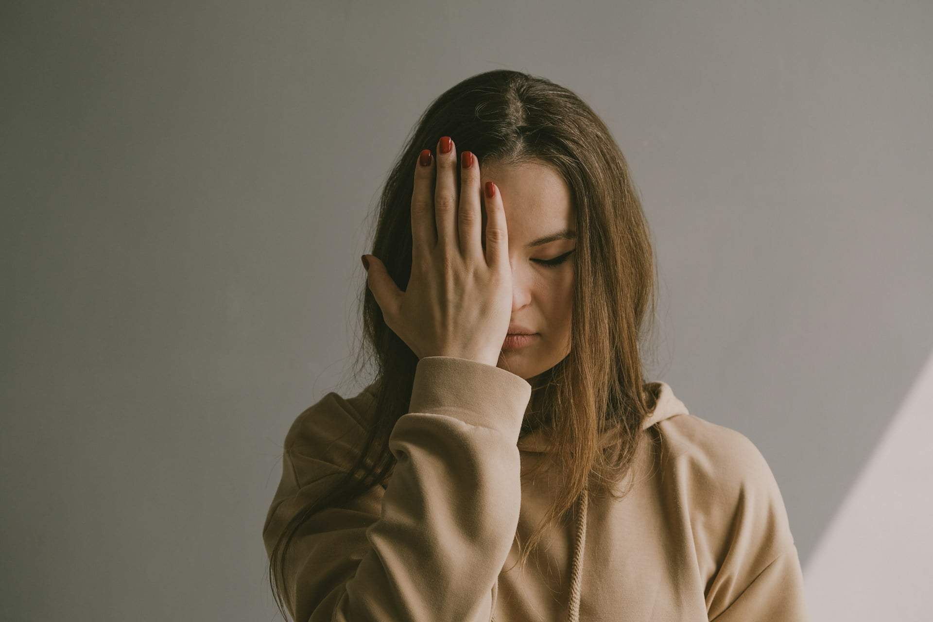 « Tu n’es pas froid·e, tu as juste appris à survivre » – la vraie raison du bouclier émotionnel — Mode de vie