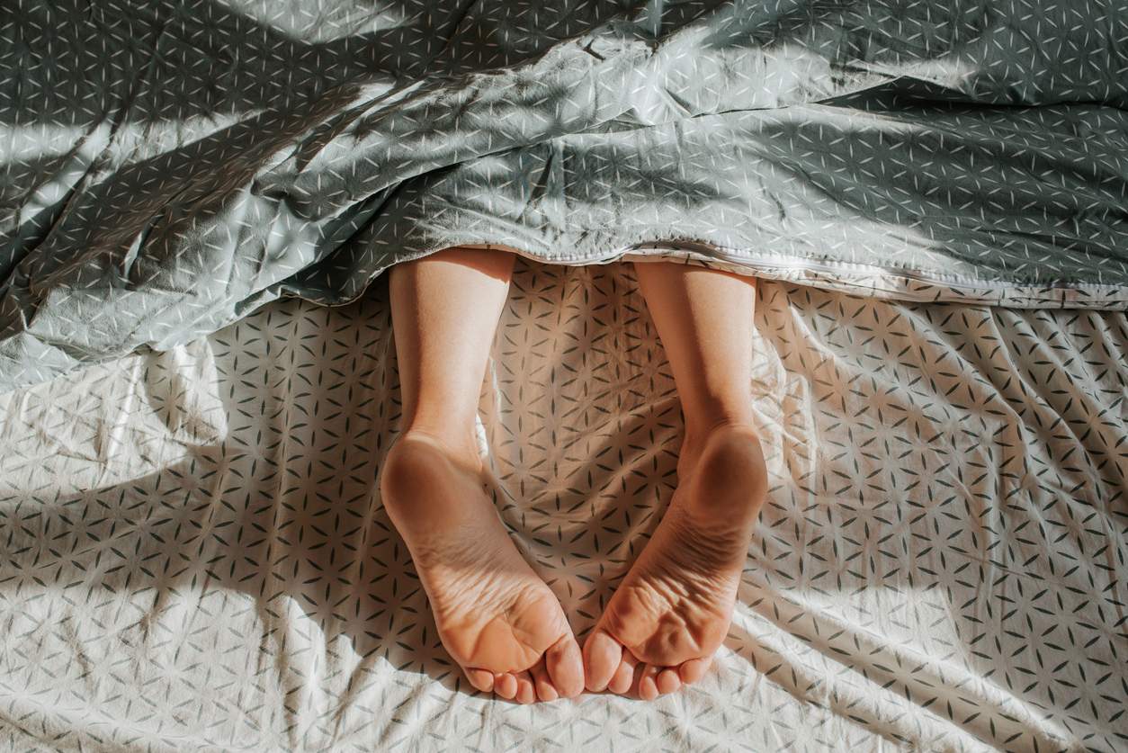 Warum schlafen wir besser, wenn wir die Füße aus der Decke hängen lassen? — Gesundheit