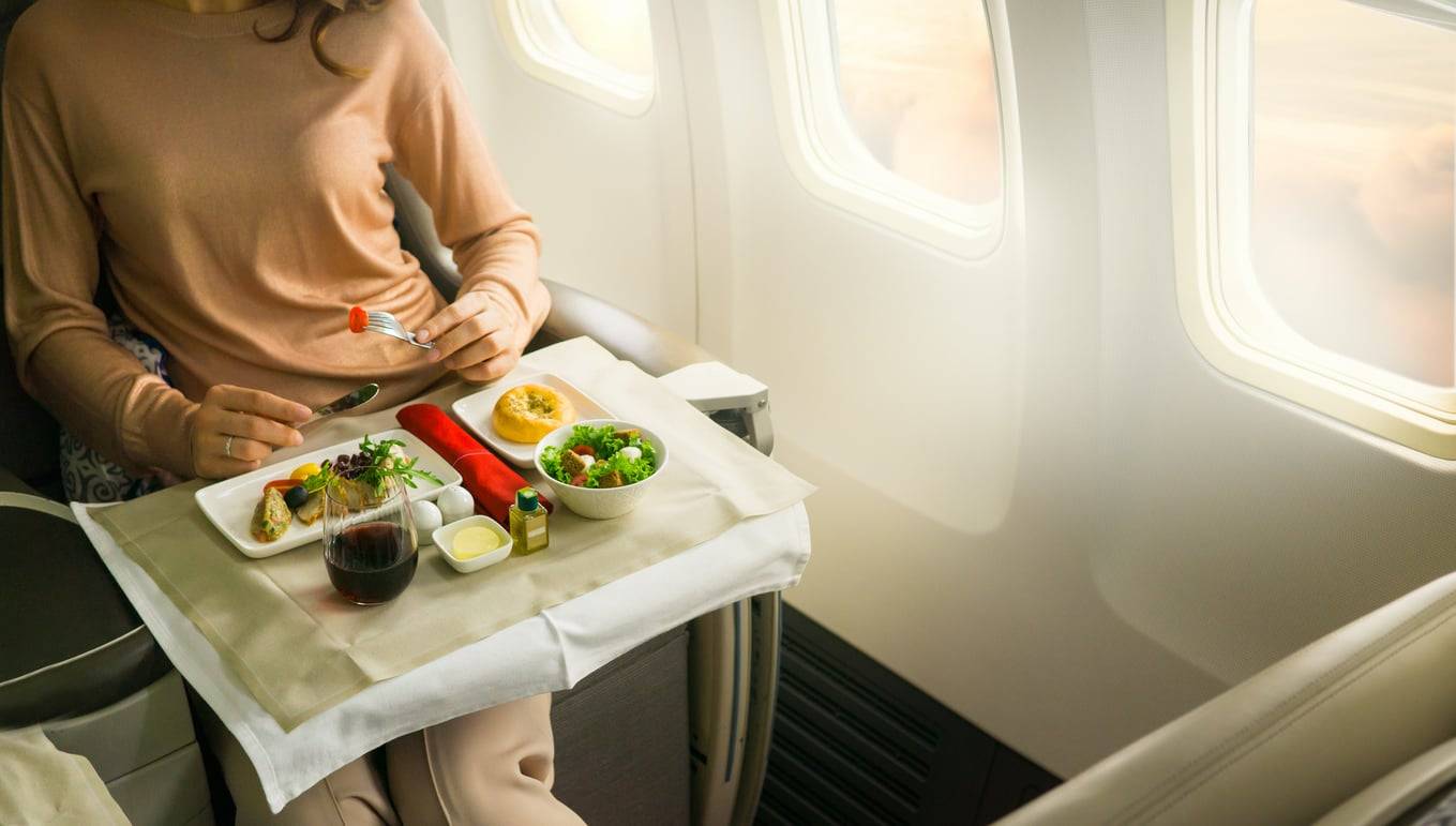 7 cibi e bevande da evitare assolutamente in aereo, secondo gli esperti
