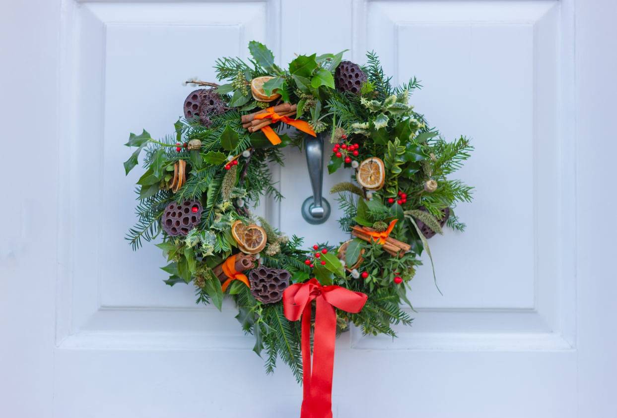 How to Make a Stunning Christmas Wreath – Your Guests Will Be Amazed!