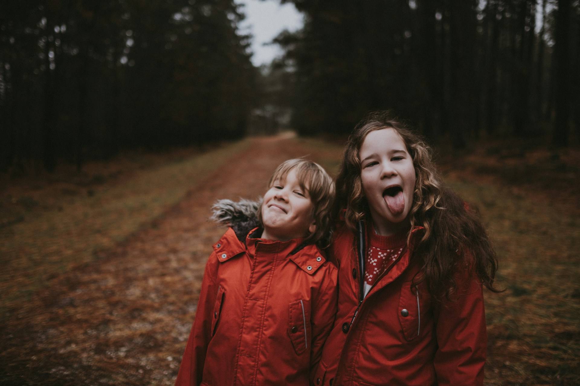 "I Tied Him Nicely to the Peach Tree and Went Inside to Watch TV" – Sibling Pranks We Still Remember Today