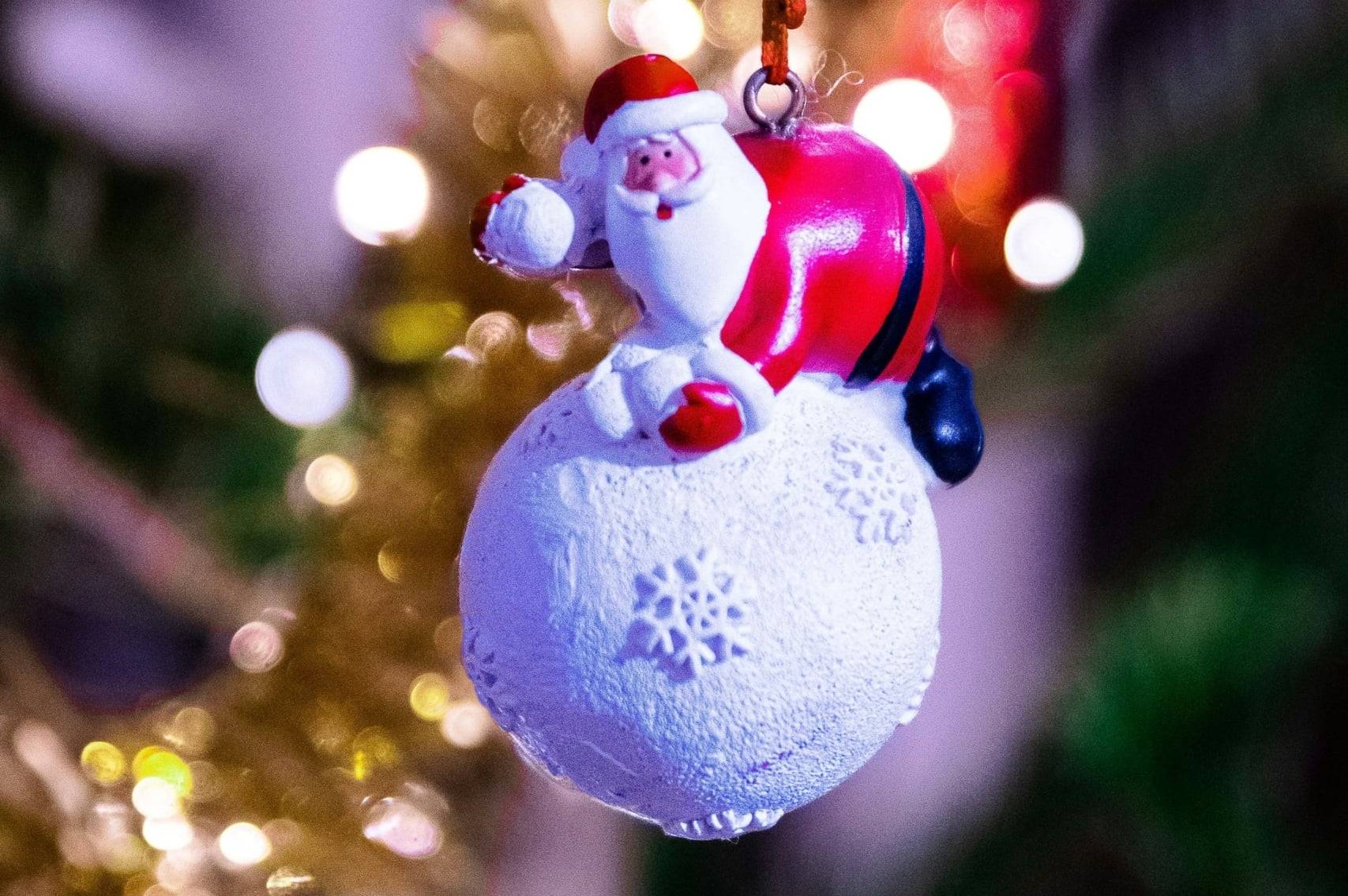 On a déniché les décorations de sapin de Noël les plus drôles et les plus insolites en magasin !