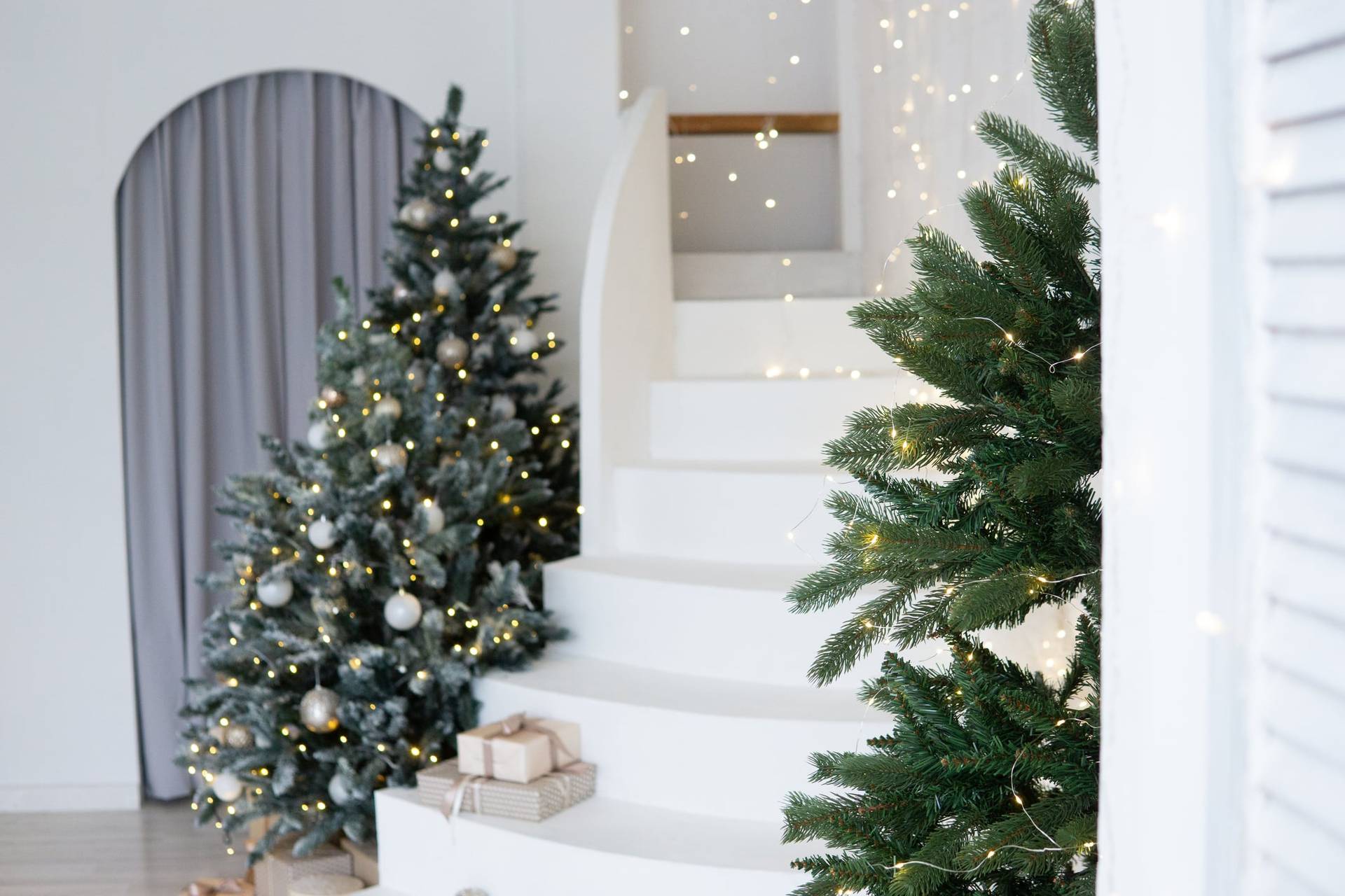 10 Quick Christmas Decor Ideas for Your Entryway to Welcome Guests with Holiday Cheer