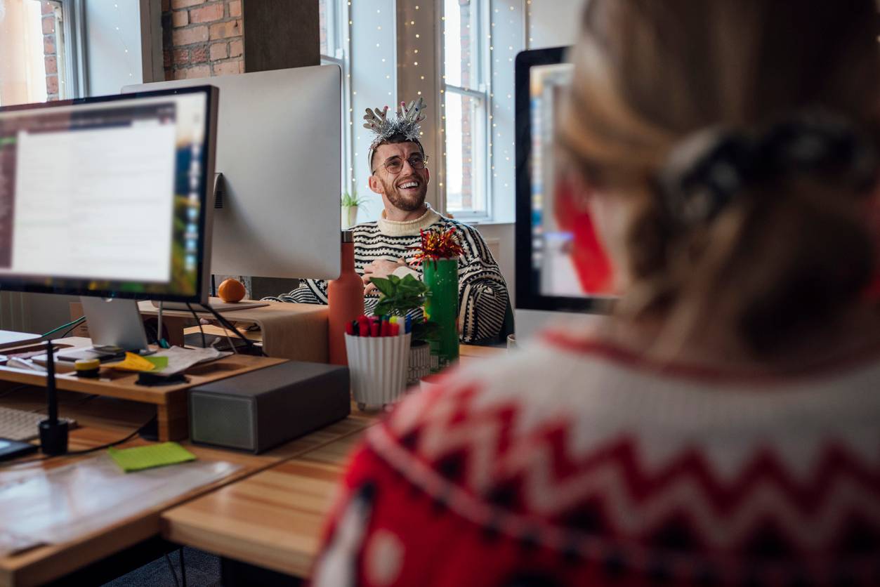Come rendere la tua scrivania festosa anche se lavori molto a dicembre