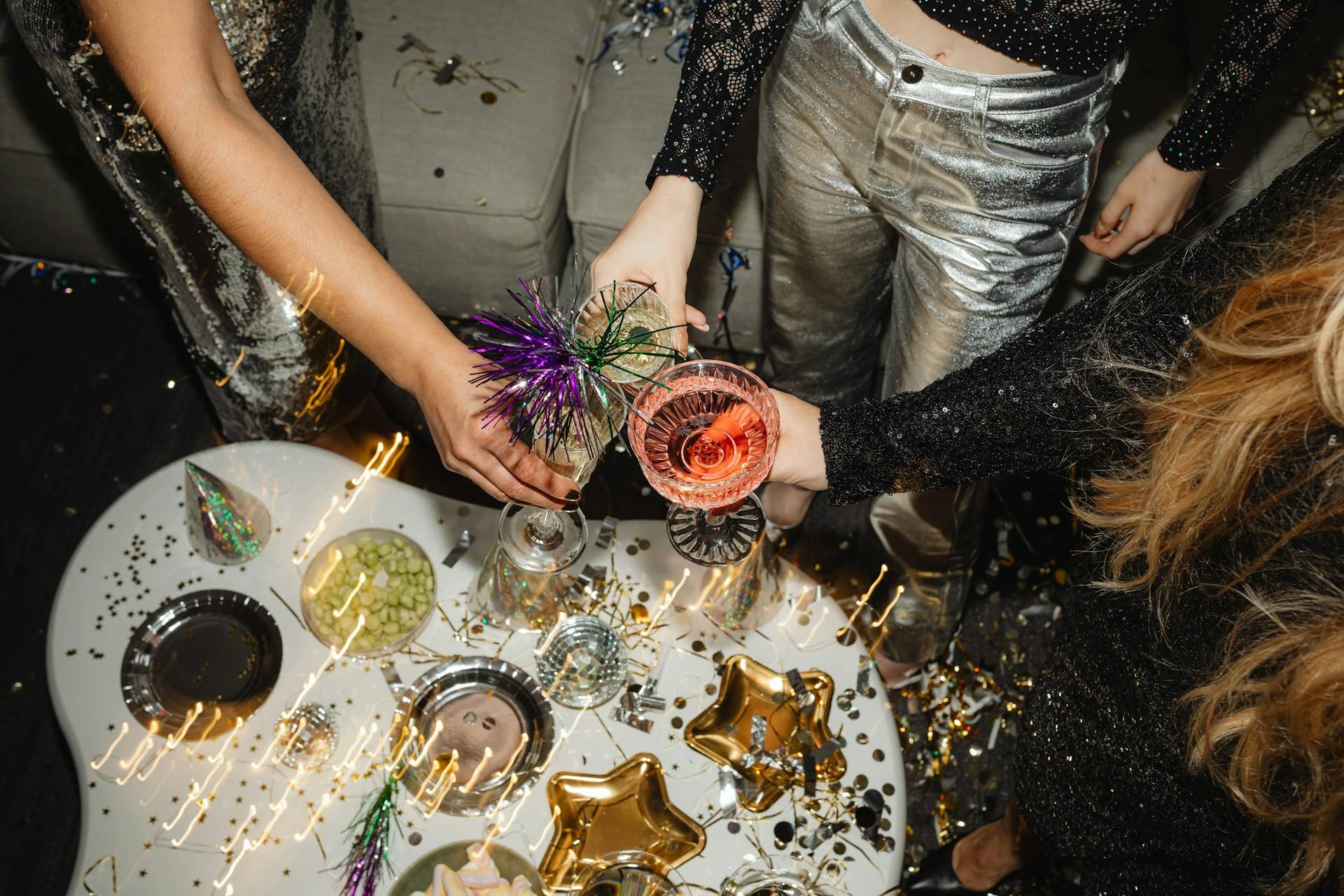 « On m’a virée d’une fête et dans la rue, en pleurs, j’ai rencontré mon futur mari » - 10 histoires de réveillons uniques