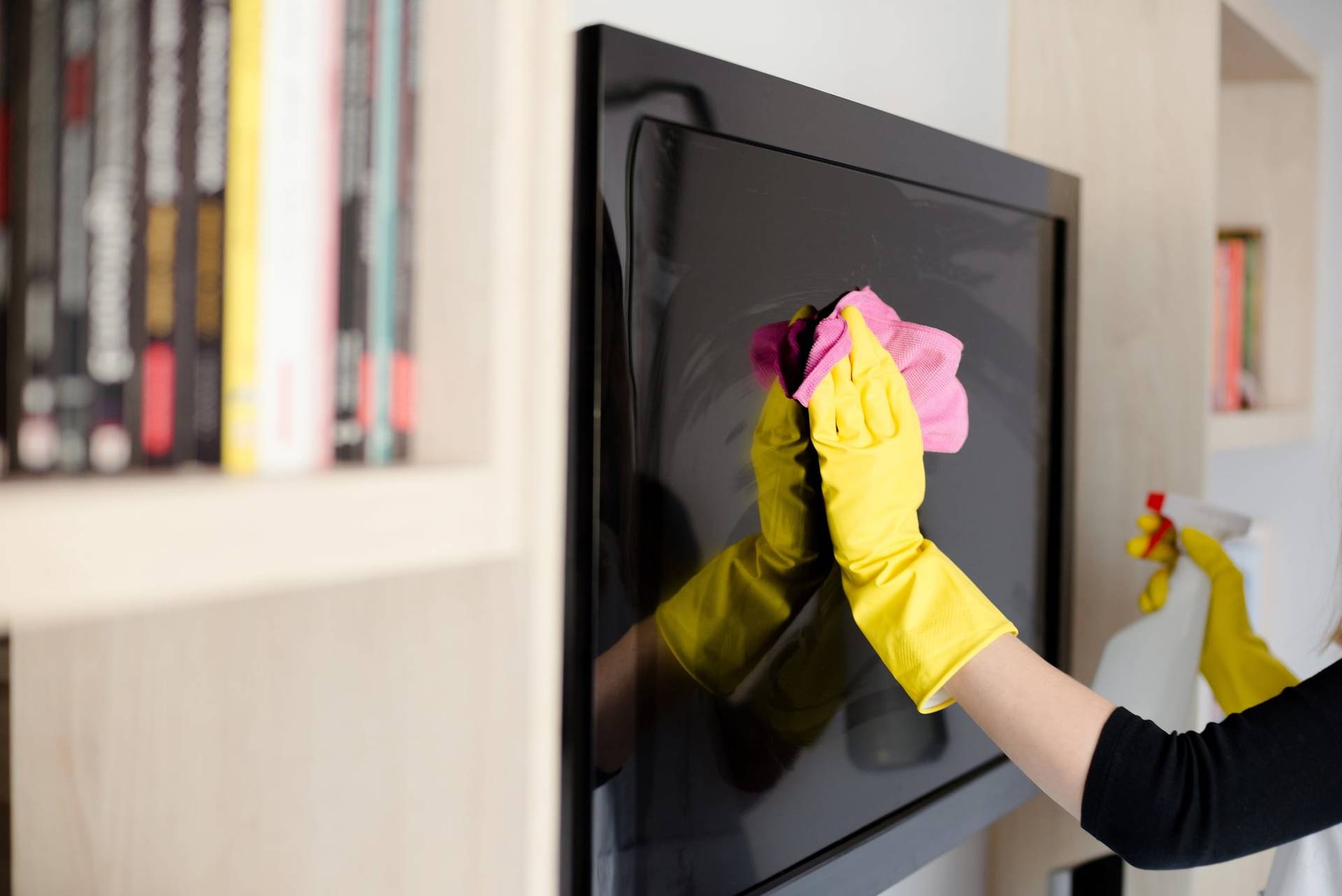 Reinigst du deinen Fernseher vielleicht falsch? – So geht’s richtig