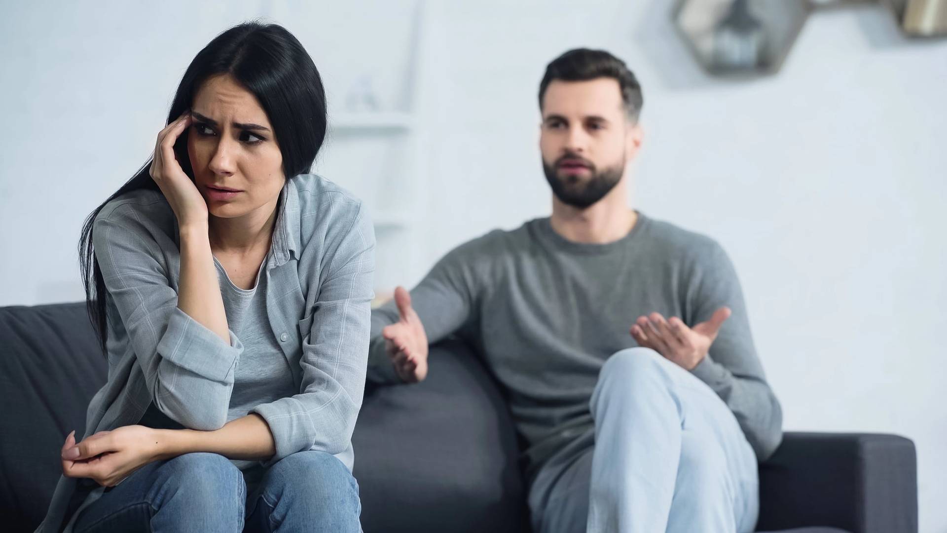 7 frasi che ti rivelano se il tuo partner si sta allontanando emotivamente