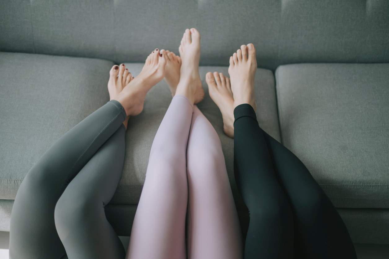 Lascia i leggings neri nell’armadio: i colori più trendy da indossare quest’anno — Moda