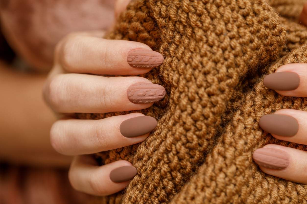 14 ideas de manicura marrón para el invierno, desde diseños que recuerdan a Bambi hasta tonos espresso — Estilo
