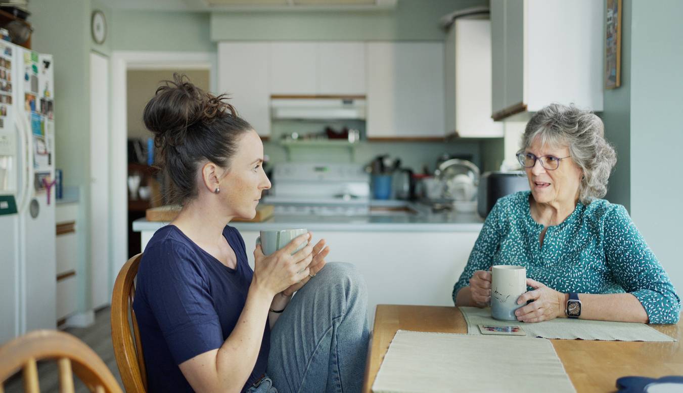Que faire quand un proche croit aux fausses informations : une théorie du complot à table