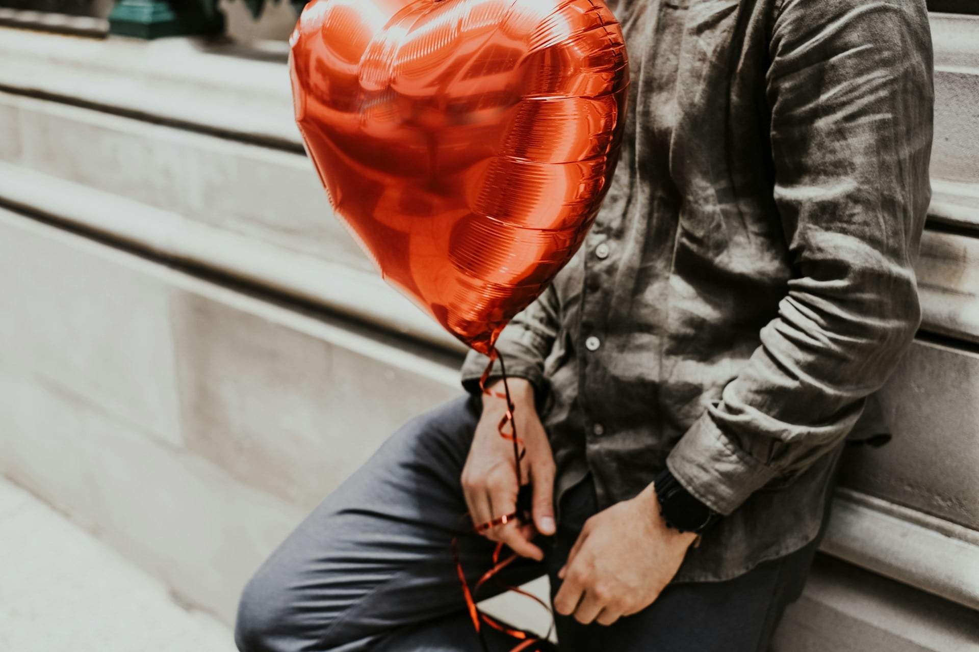 7 pequeños gestos que un hombre solo hace cuando está enamorado de ti — Relación
