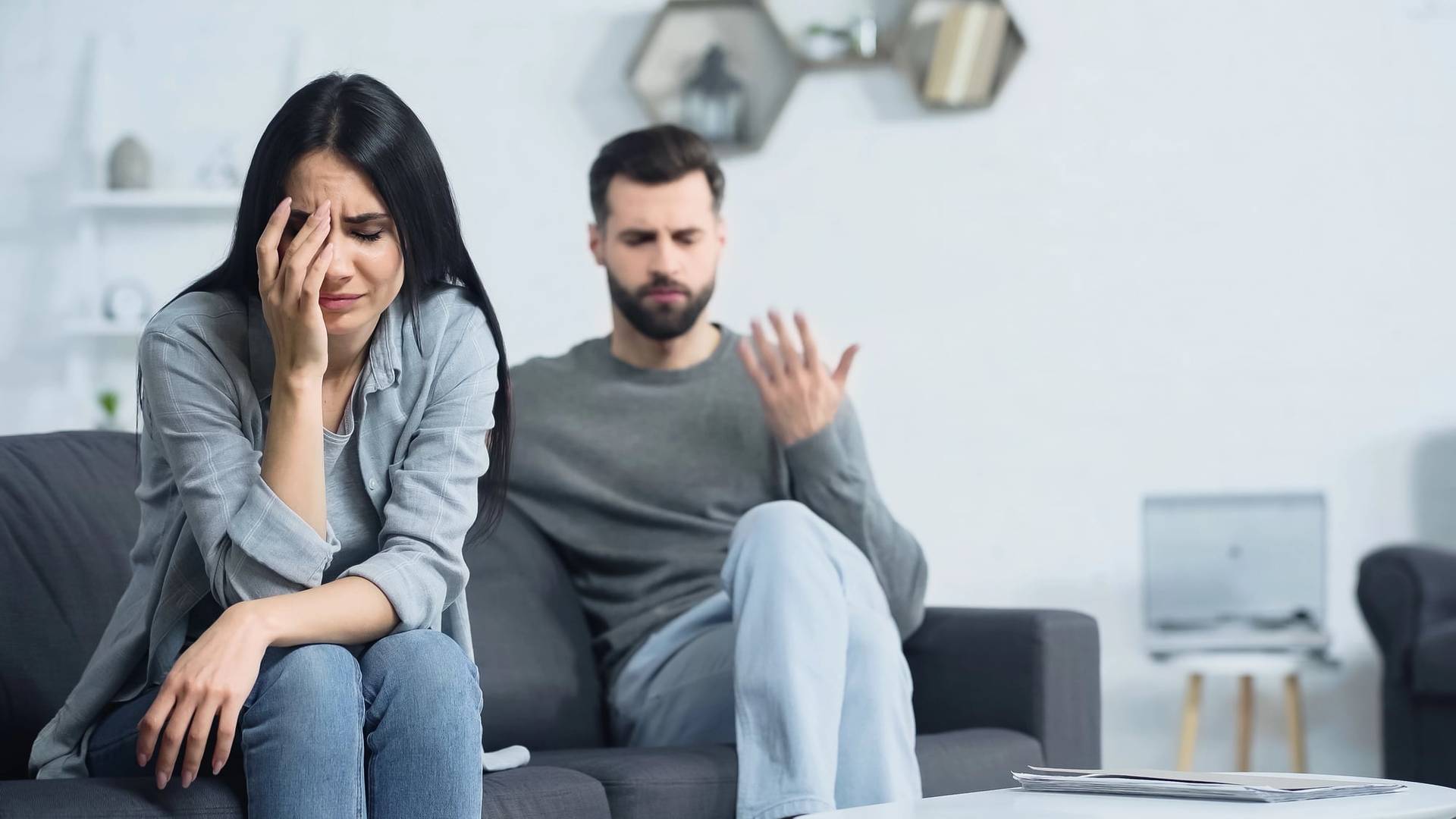 3 segnali che la tua sicurezza emotiva nella relazione è a rischio
