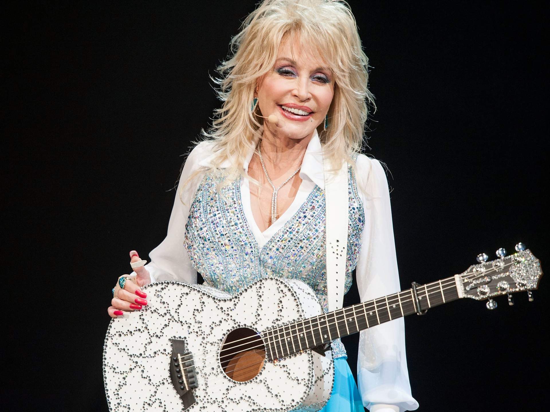 13 Habits That Keep Dolly Parton Healthy and Active at 80 — Health