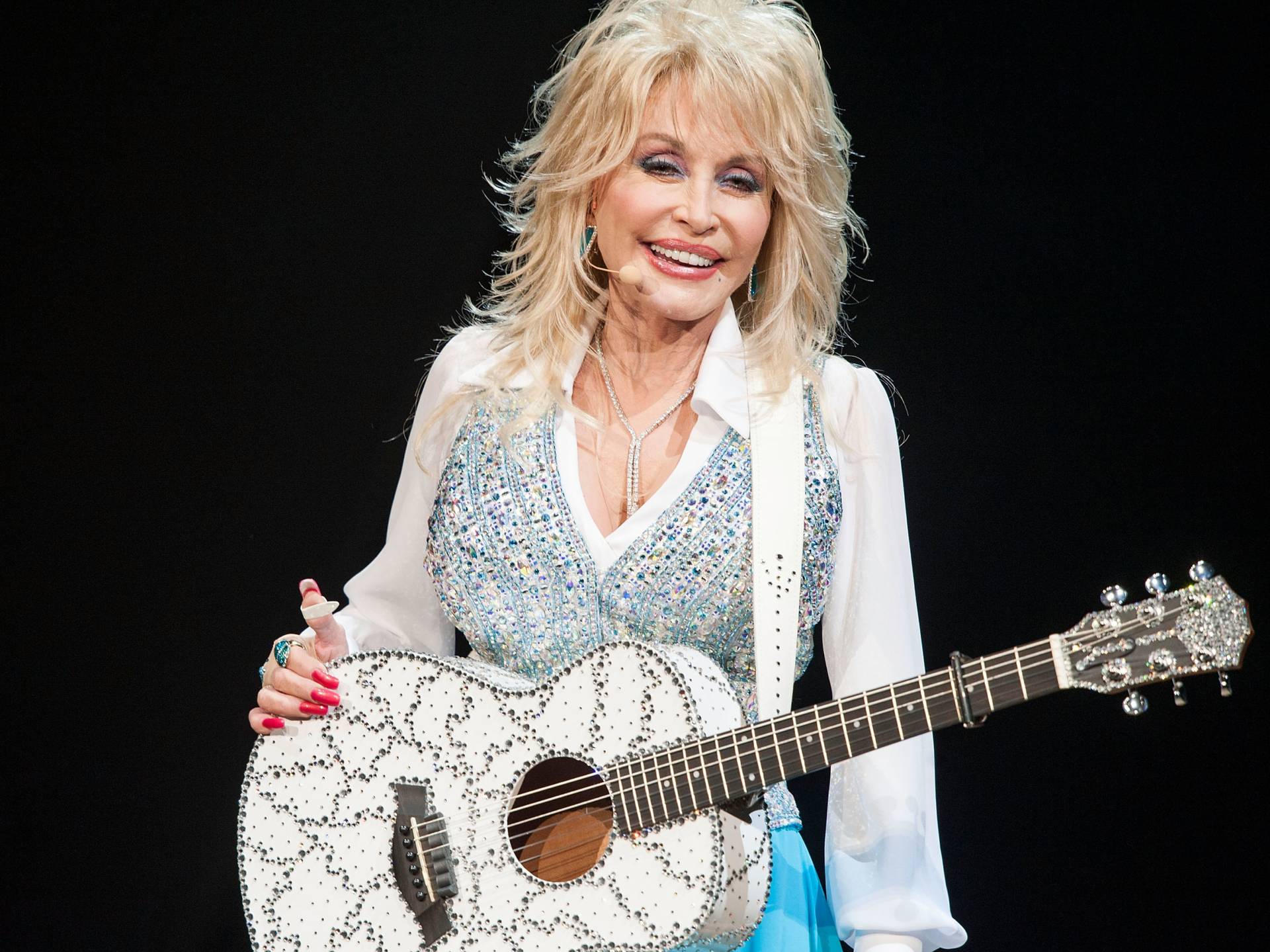13 Habits That Keep Dolly Parton Healthy and Active at 80