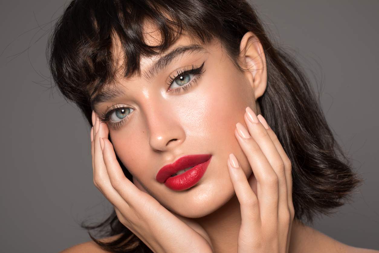 Votre frange a poussé ? Les pros recommandent ces astuces pour rester stylée tout au long de la transition — Cheveux
