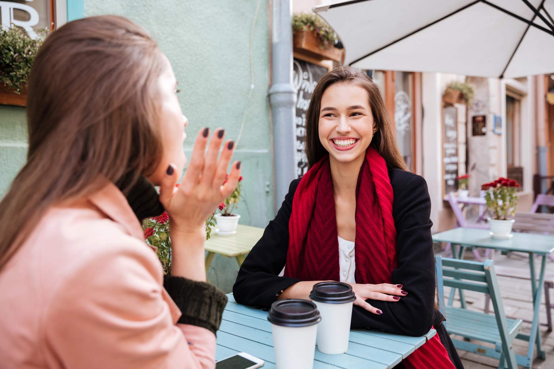 7 erreurs de langage corporel qui trahissent un manque de confiance, même quand tu ne te sens pas ainsi — Mode de vie
