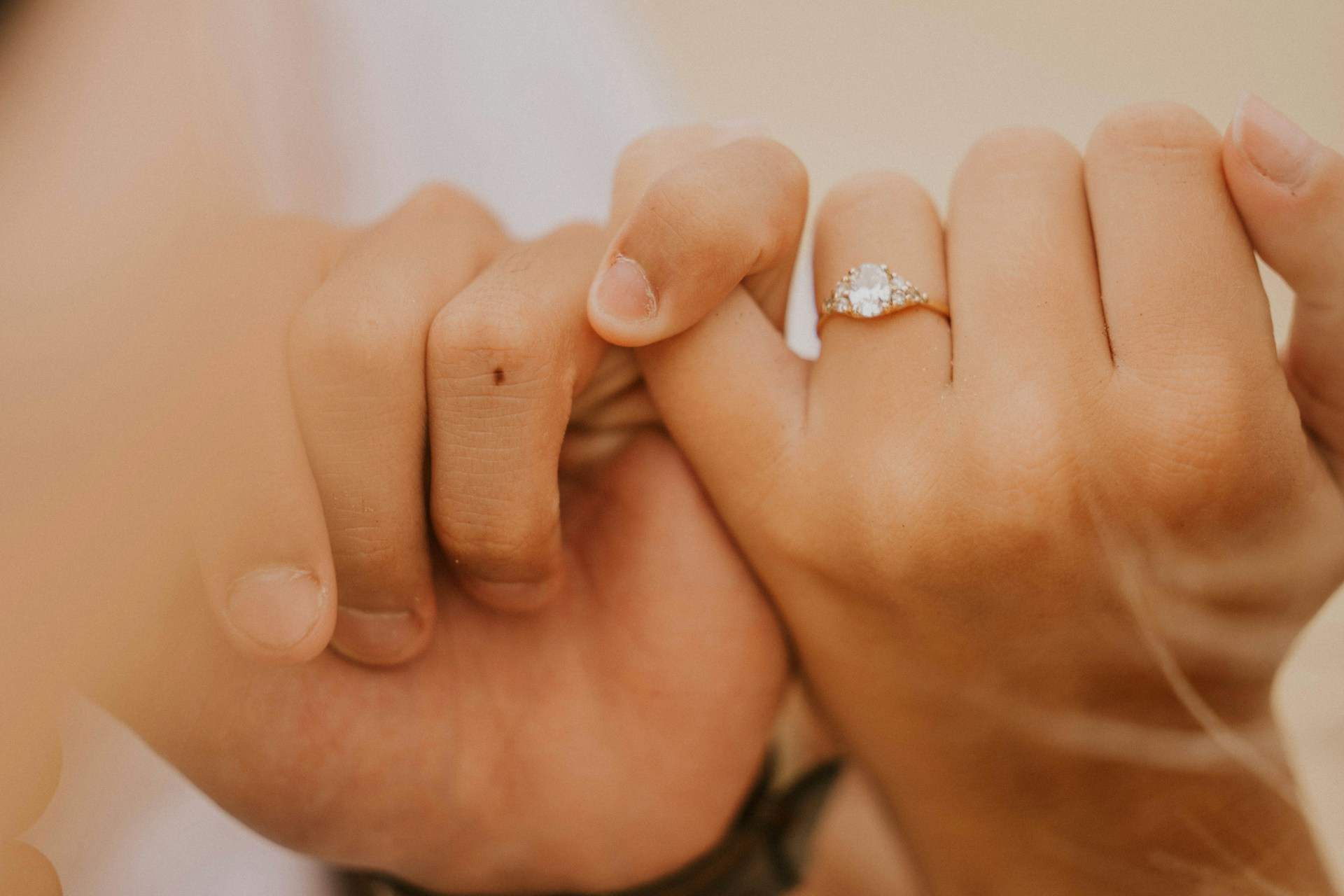Honnêtement ? Je juge un peu quand je vois une vraie bague en diamant plutôt qu’un diamant de laboratoire — Mariage