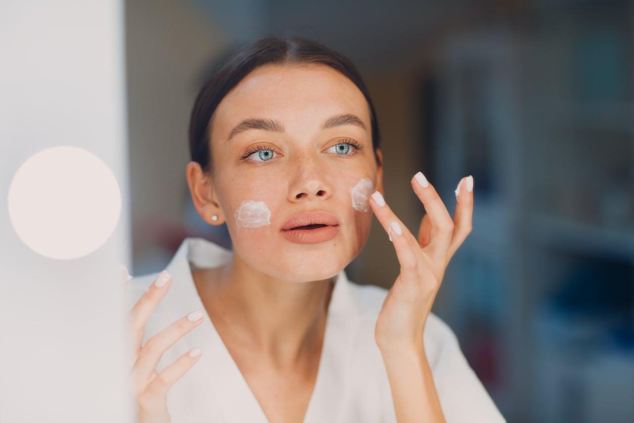 Qu’est-ce que le skin cycling, la tendance qui fait fureur sur TikTok ? — Visage
