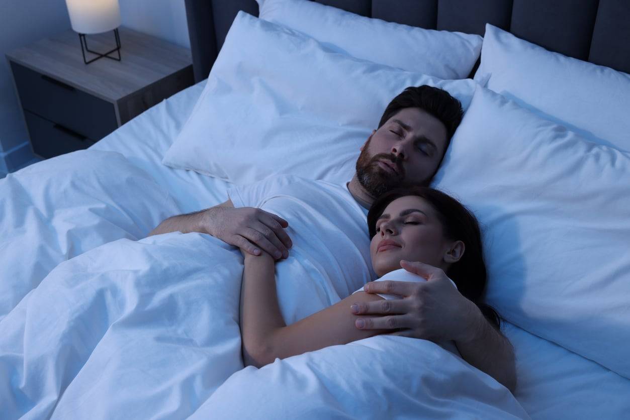 In welcher Position schlaft ihr als Paar? Was eure Schlafhaltung über eure Beziehung verrät