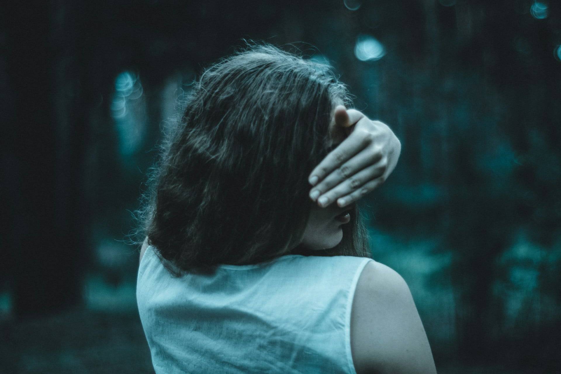 « J'ai eu des nausées sans raison… et il venait de s'inscrire sur Tinder » — Ces histoires où l'intuition féminine a tout vu