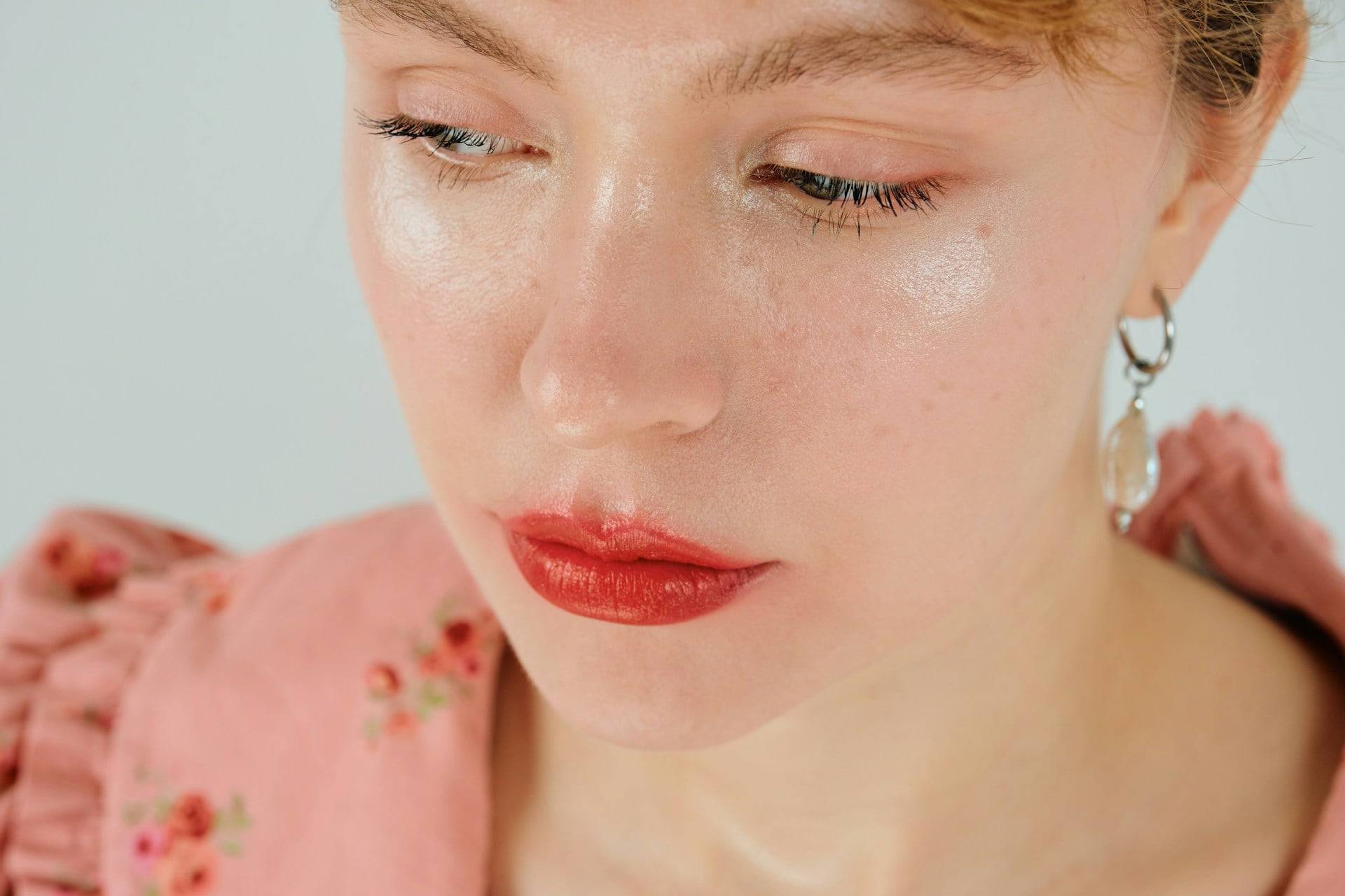 Le maquillage "no-makeup" en 2026 : comment le porter sans paraître fade