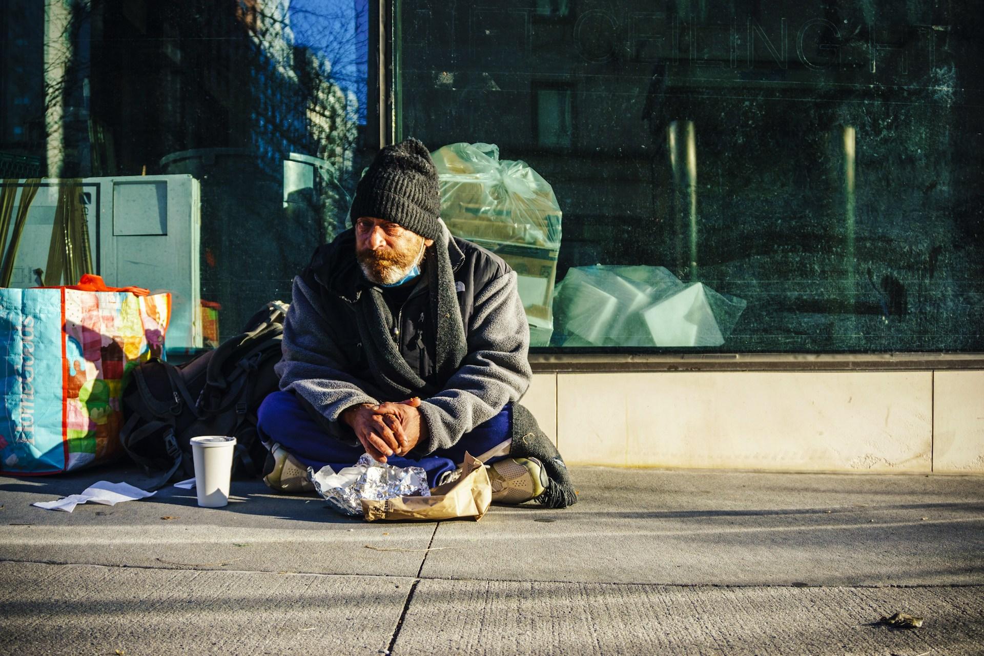 Ist es ethisch vertretbar, einem Obdachlosen eine Zigarette zu geben? — Lebensstil