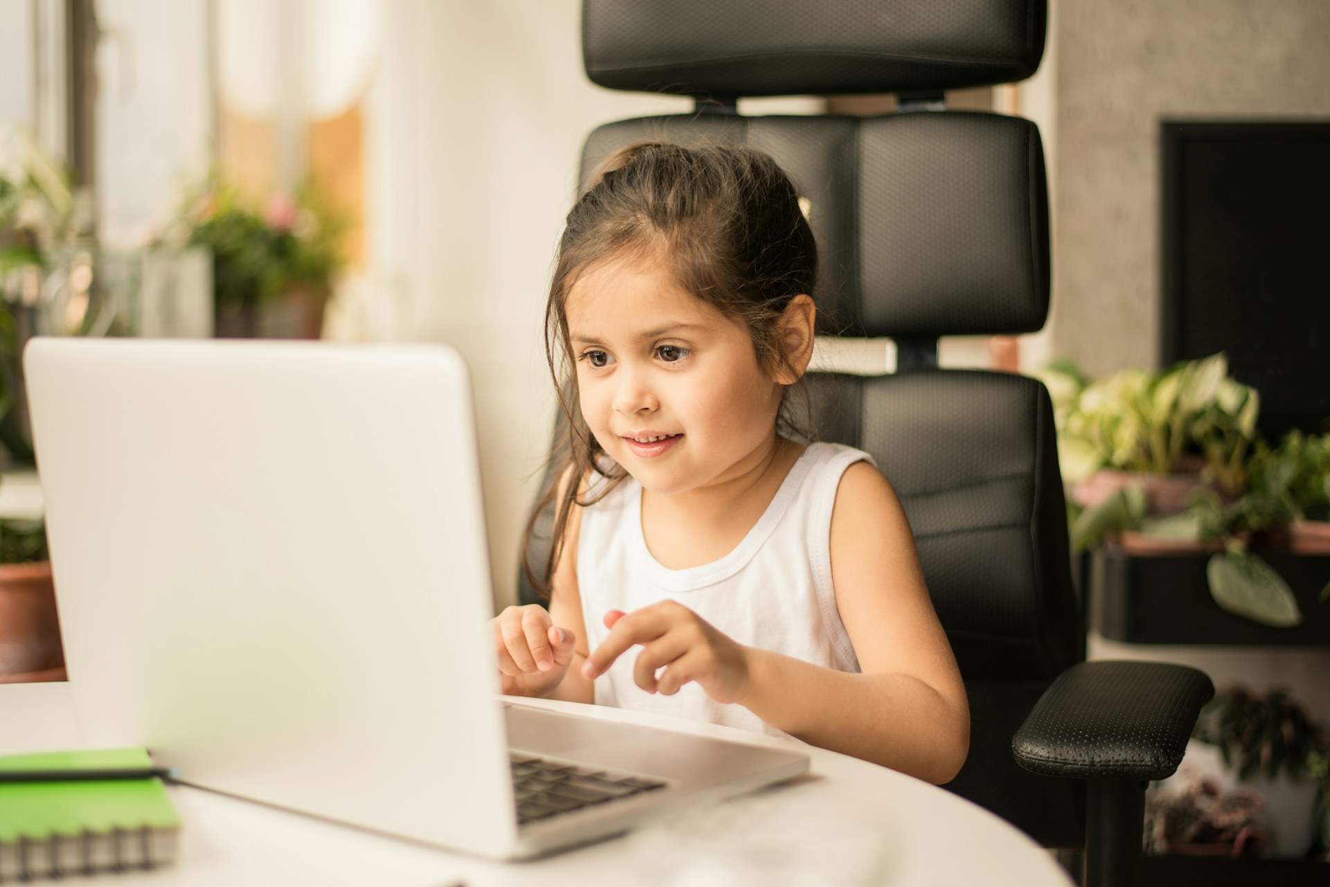 Wie viel Kontrolle ist zu viel? Was Eltern wirklich wissen müssen, wenn Kinder das Internet entdecken — Familie