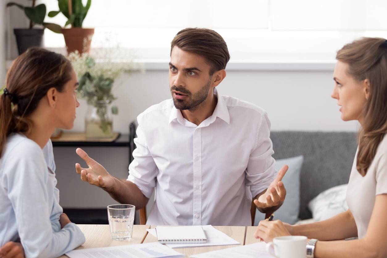 No todas las batallas se ganan, y esta es una de ellas: ¿Qué hacer si mi jefe se mete en política?