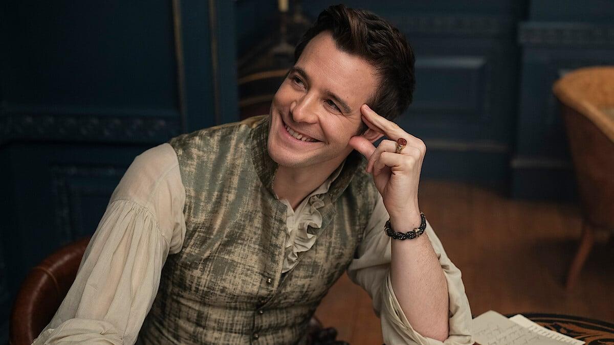 El "Yearning Man": por qué cada vez más mujeres desean un hombre que sienta en silencio, como Benedict Bridgerton — Estilo de vida