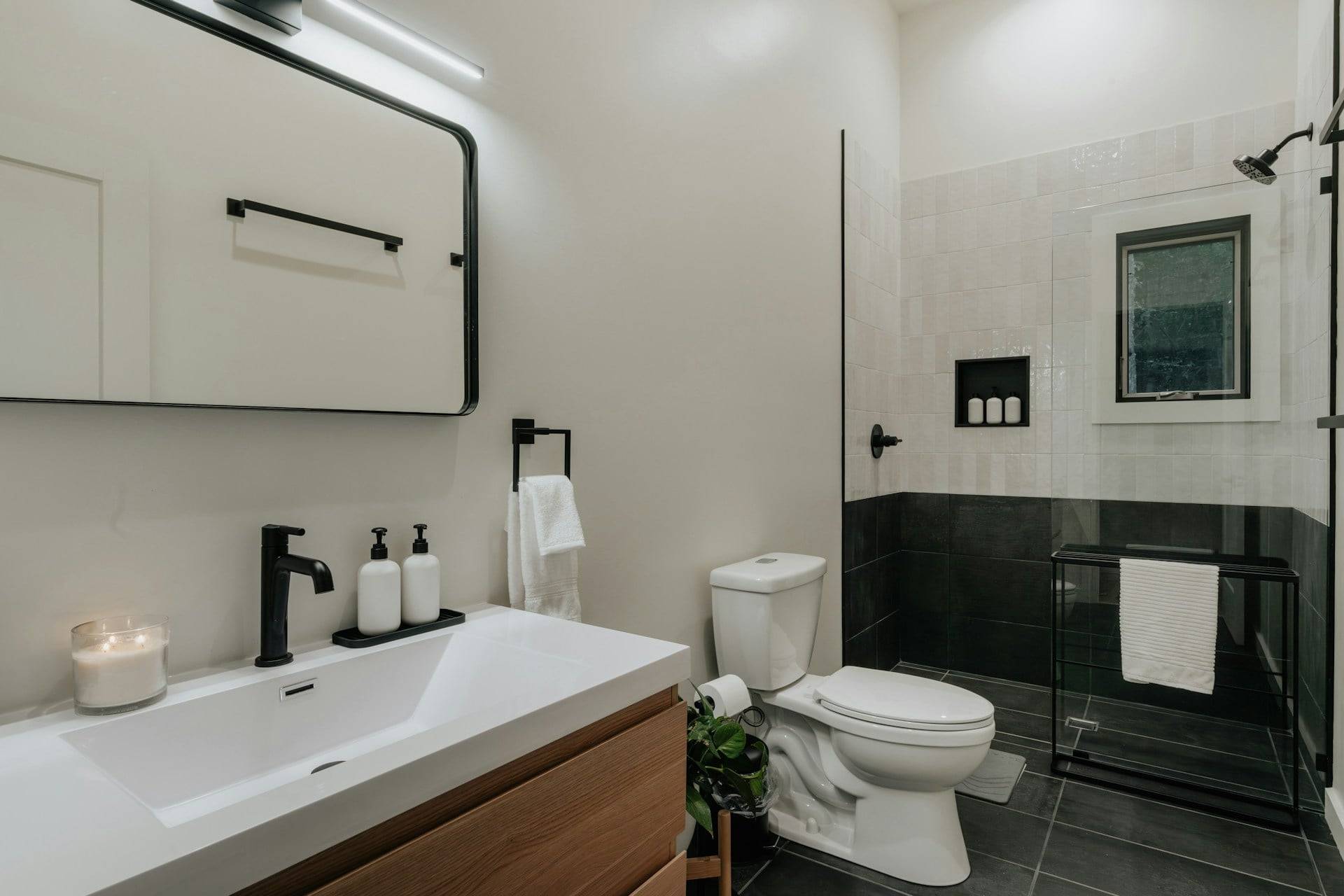 Come decorare un bagno piccolo senza farlo sembrare caotico