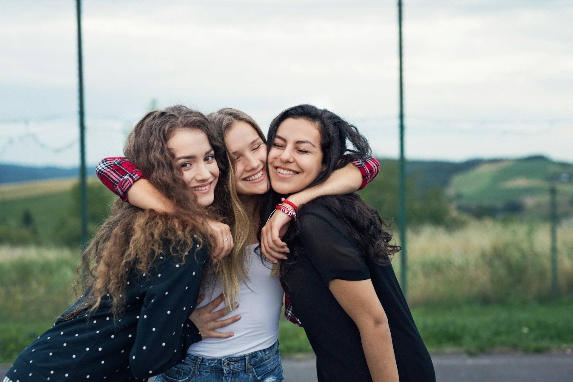 Do you find it easier to connect with people in summer? Here's how to make friendships deeper this season