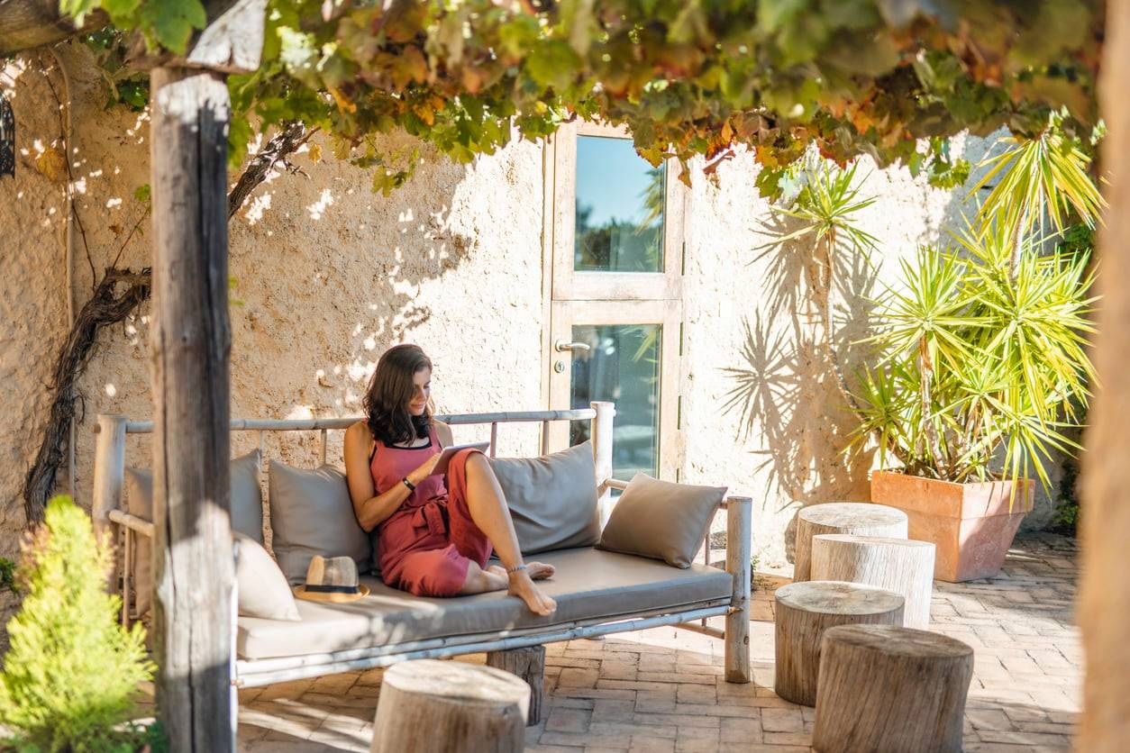 Interni ed esterni in perfetta armonia: il trend che tutti i proprietari di terrazzi adorano