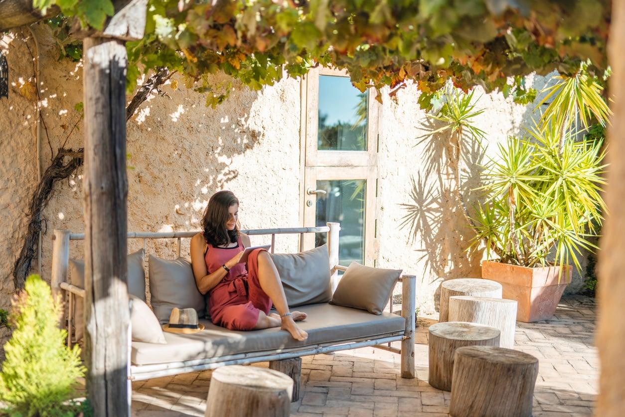 The indoor-outdoor color trend every terrace and balcony owner is obsessed with — Decor