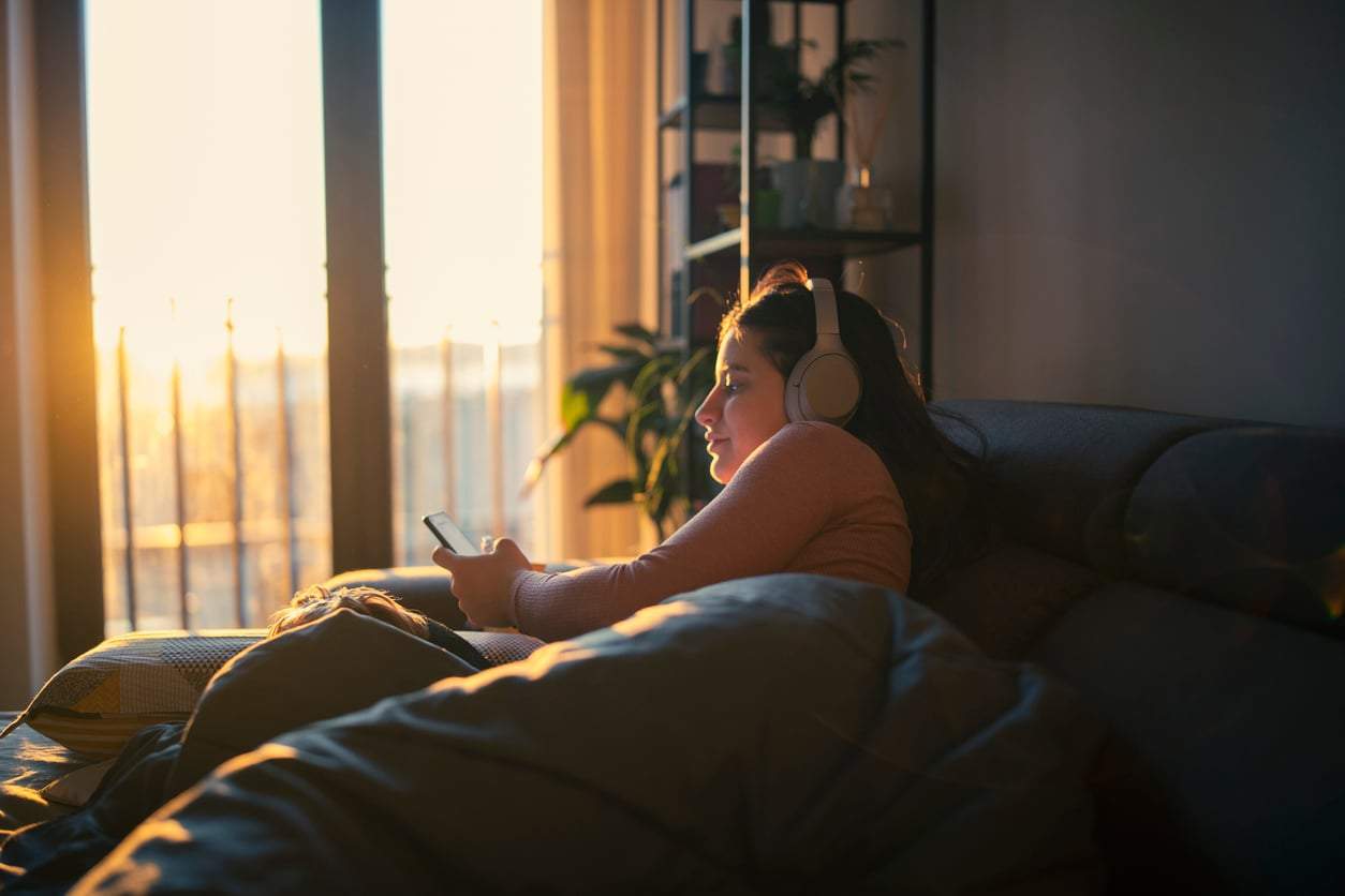Ascoltare un audiolibro fa lo stesso bene che leggere? Ecco cosa dice la scienza — Famiglia