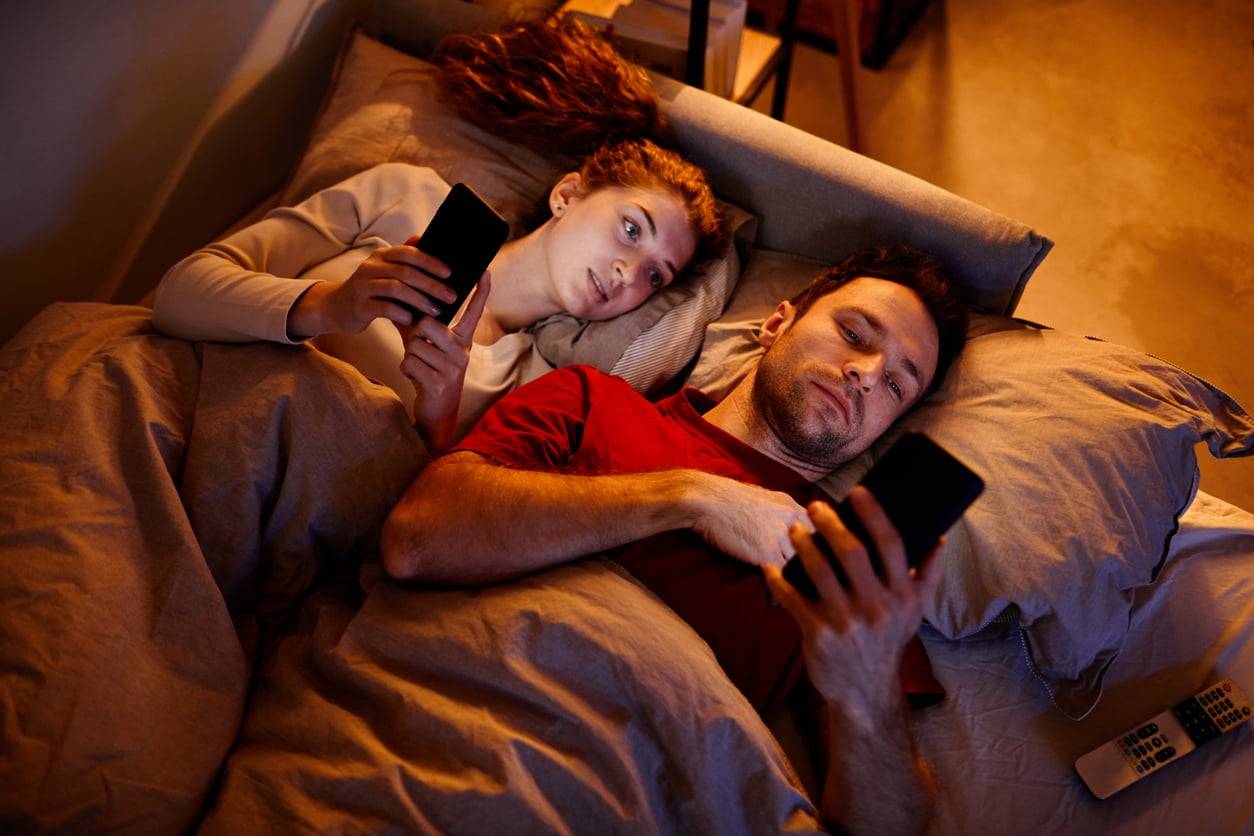 7 hábitos online sospechosos que podrían indicar que tu pareja habla con alguien más