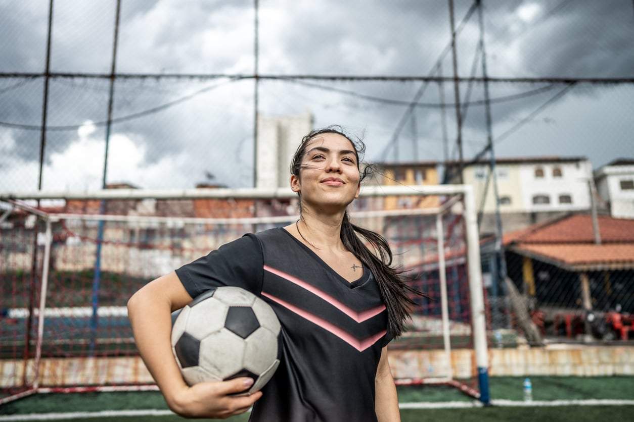 Frauenfußball ist kein richtiger Fußball? Diese Spielerinnen beweisen das Gegenteil — Freizeit