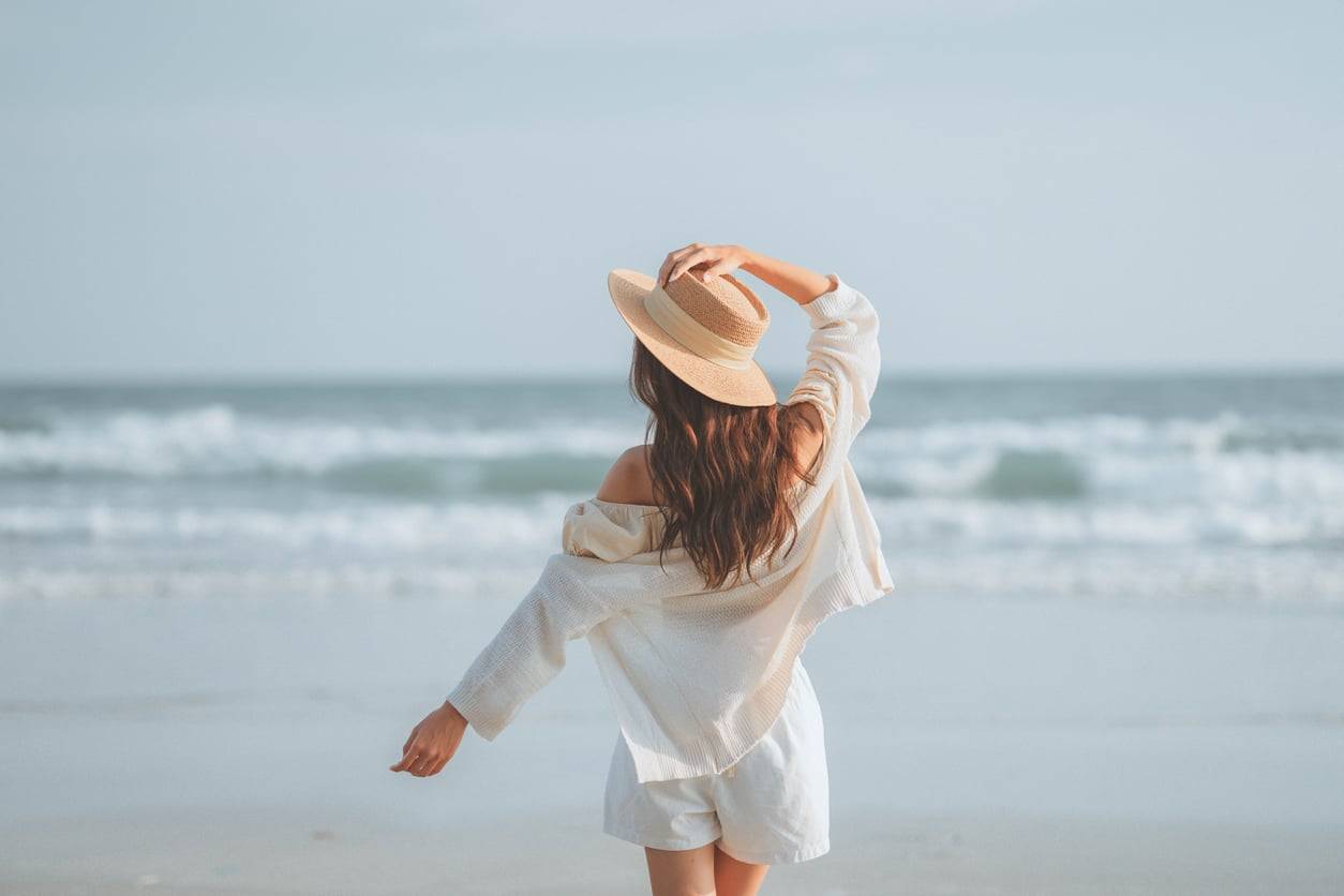 10 capi essenziali per le vacanze: il guardaroba perfetto che funziona sempre
