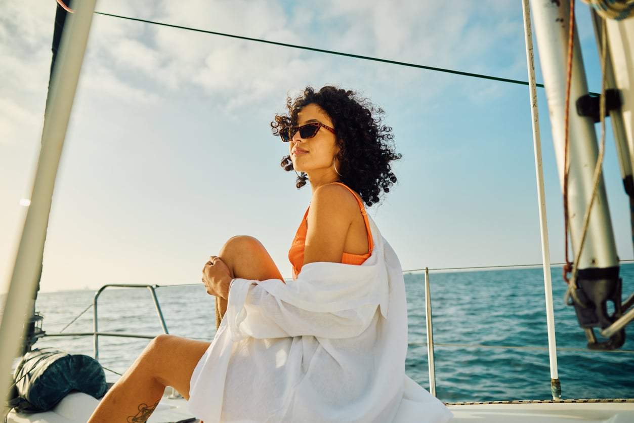 Une chemise blanche, trois tenues de vacances : le secret pour voyager léger sans sacrifier le style — Mode