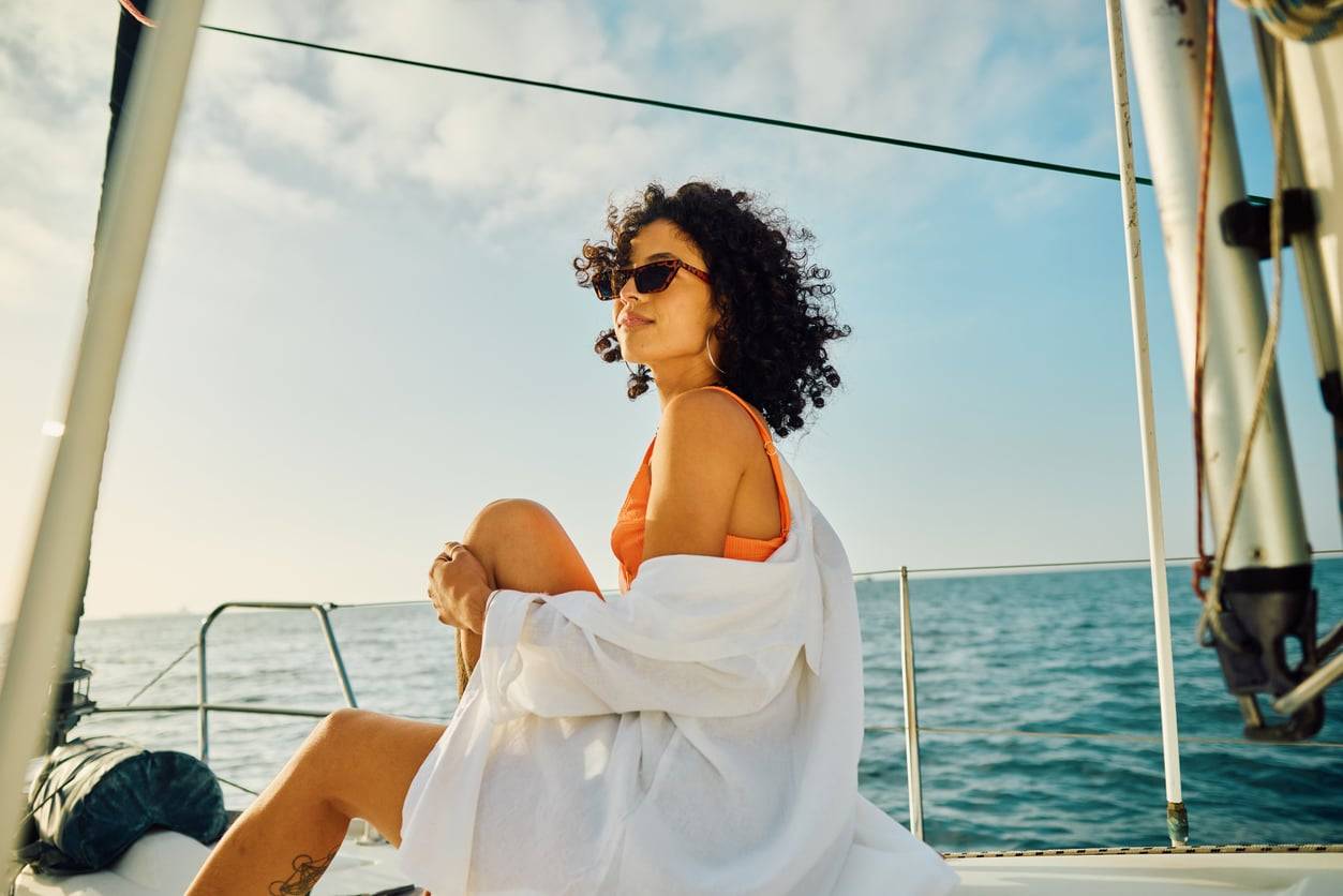 Una sola camicia, tre outfit diversi: il trucco per viaggiare leggere senza rinunciare allo stile